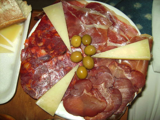 Jamon, Lomo, Chorizo, Queso und Oliven - mehr braucht man hier nicht für ein ausgezeichnetes Essen 