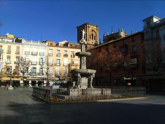 Plaza Bib-Rambla und im Hintergrund die Kathedrale von Granada