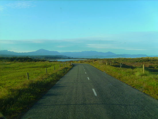 So siehts an der Westküste der Südinsel aus: grün, bergig und wenig Verkehr 