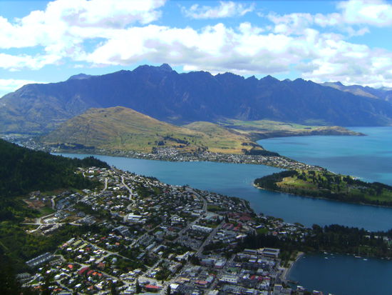 Queenstown mit den Remarkables im Hintergrund - von der Bergstation der Gondola aus gesehen