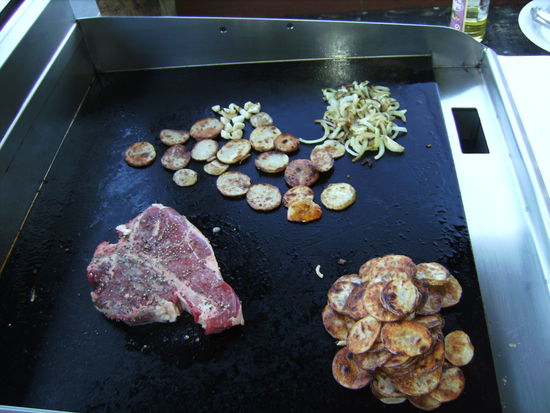 Auf speziellen Wunsch unseres kubischen Freundes Würfel hier eine erste Bestätigung, dass auch unser leibliches Wohl nicht zu kurz kommt... 