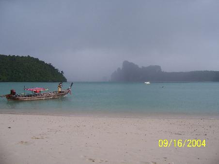 Die Bucht von Koh Phi Phi! Wie lange dauert es wohl, bis diese Regenwand auf uns zu rollt?...nicht lange genug!