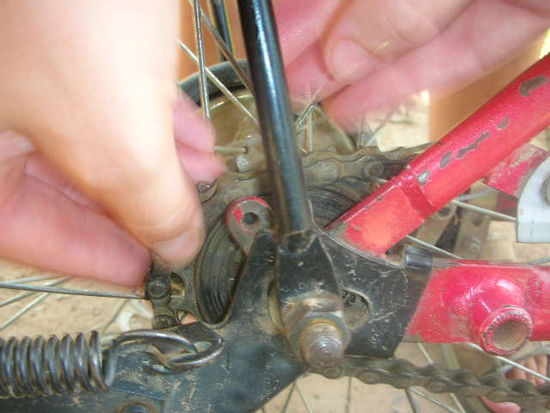 leider ist sonja's velo nicht das neueste und so muss oft die kette wieder reinmontiert werden