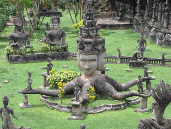 buddhapark: kunstskulpturen die nur im entferntesten mit buddhismus zu tun haben werden in diesem park ausgestellt. ziehmlich schraege sache.