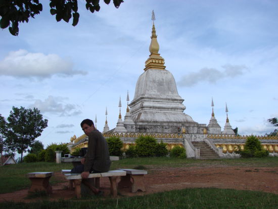 udomaxai besitzt eine schoene pagode auf dem kleinen huegel