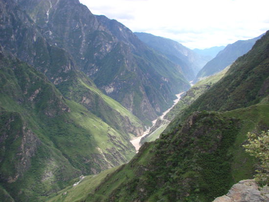gewaltiger blick auf die schlucht