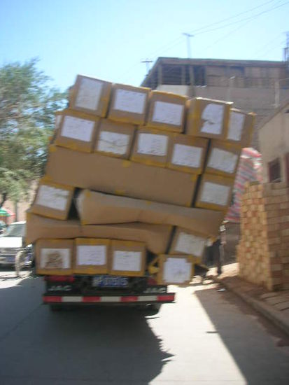 ACHTUNG!!! warentransporter sind lebensgefaehrlich (das ding faellt nicht um, das ding faehrt)