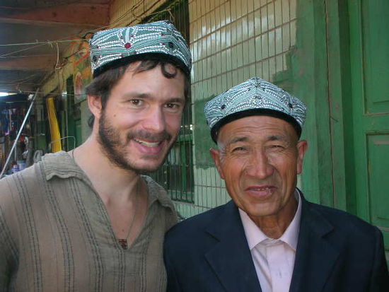 hut, bart und hemd - wie ein uighur (einheimischer)