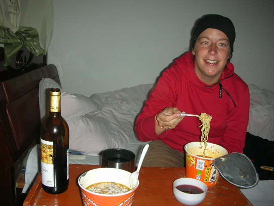 wir "geniessen" unser letztes abendessen mit nudelsuppe und "gutem" chinesischem wein