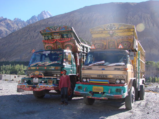 die trucks auf dem karakorum highway sind wahre schmuckstuecke