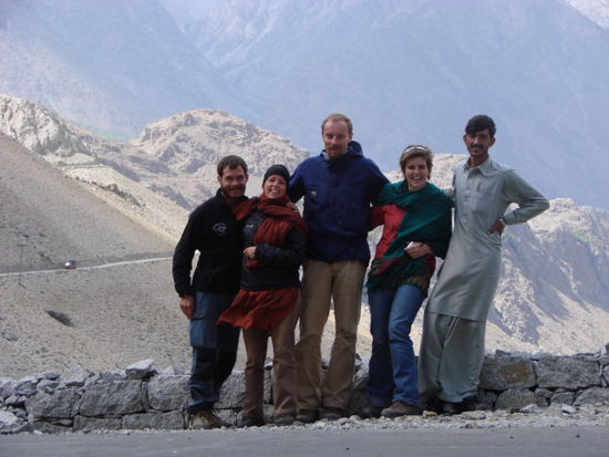 unsere crew von gilgit nach chitral (von links: michael, sonja, michael, michaela und fida)