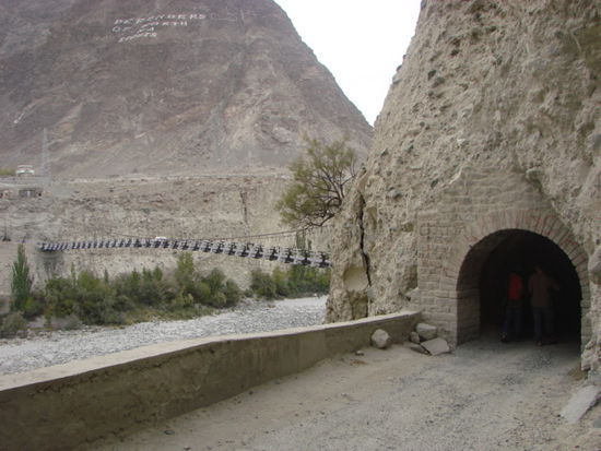 die haengebruecke in der naehe von gilgit, fuehrt direkt in einen tunnel