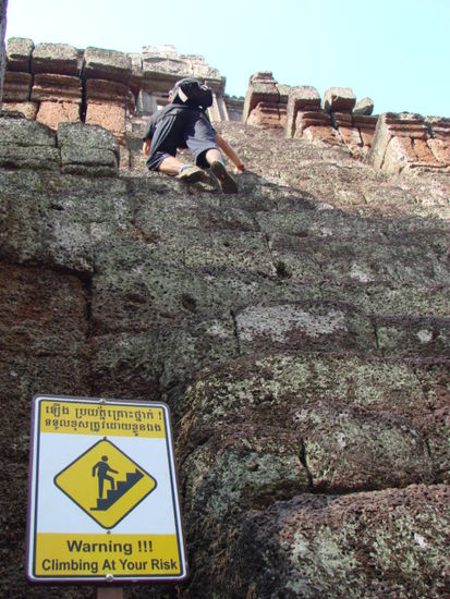 Oft sind die Tempel nur ueber sehr steile Treppen erkundbar, man wird aber mit schoenen Ausblicken belohnt.
