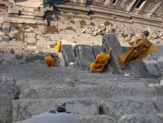 Auch fuer die Moenche sind die Treppen des Angkor Wat-tempels sehr steil.