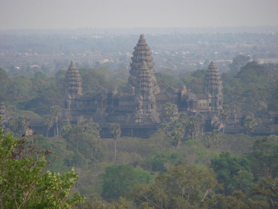 Angkor Wat von einem nahegelegenen Tempel aus gesehen.