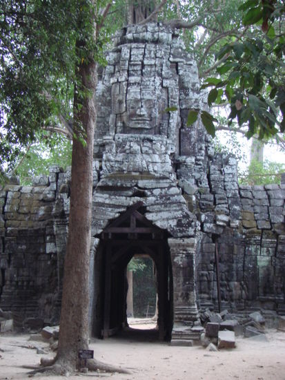 Ein relativ "kleines" Eingangstor um in das Areal eines einzelnen Tempel zu gelangen. Derjenige ist mehrere 100m bis zu 2km vom Tor entfernt.