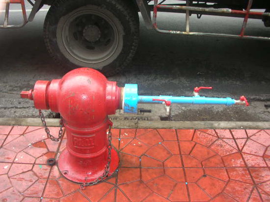 Irgendwoher muss das Wasser kommen. Dieser Aufsatz auf dem Hydrant dient speziell dazu die eigene Wasserpistole aufzufuellen.
