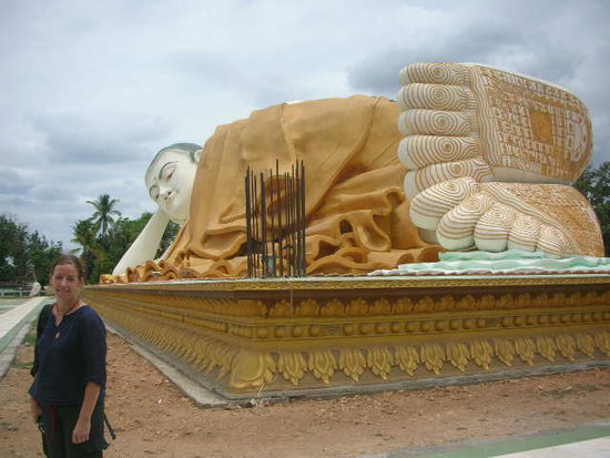 mittelgross sonja neben dem riesigen buddha