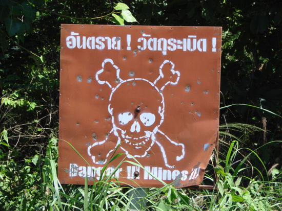 natuerlich darf man in kambodscha die wege nie verlassen !!!