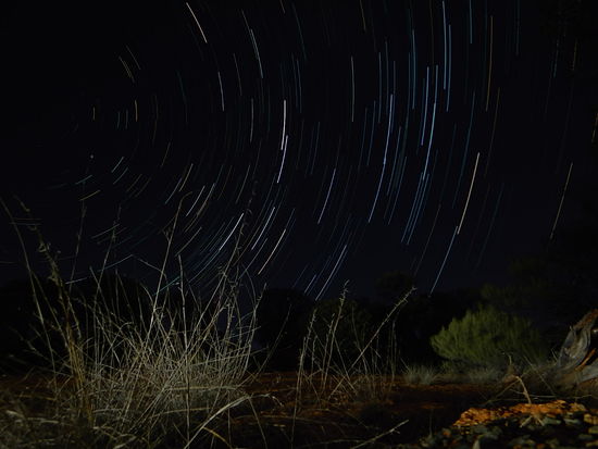Nachthimmel mit Sternspuren