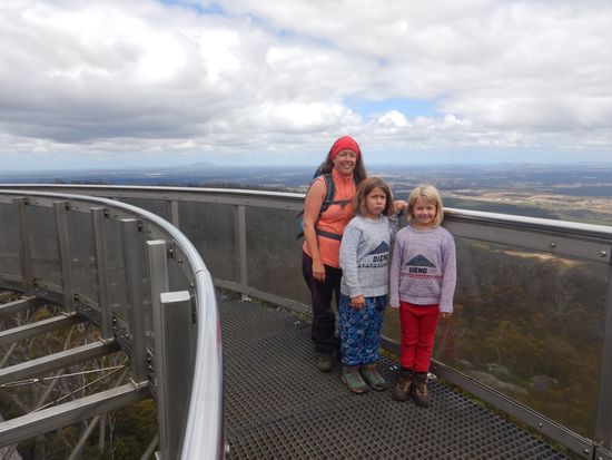 Der Granit-Skywalk. Man sieht, dass sich Lola nicht so wohl fuehlt.