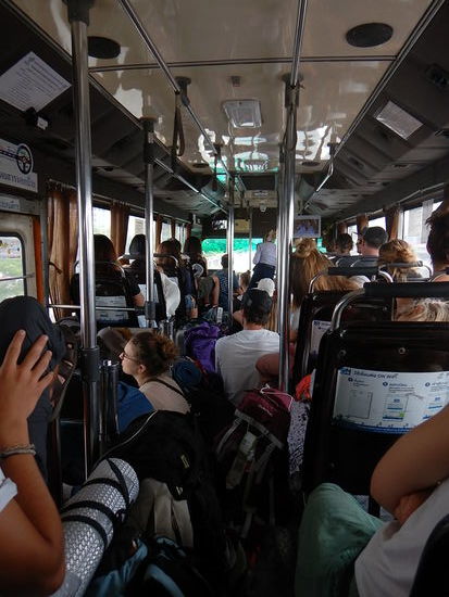 Der Bus ist noch nicht überfüllt - die Leute können noch sitzen �