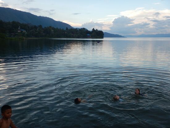 Sara und Lola lieben es mit den Einheimischen zusammen im Lake Toba zu schwimmen