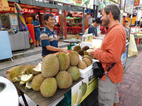Michael ist schon ein eichtiger Asiate, mittlerweile kauft er Durian als Dessert