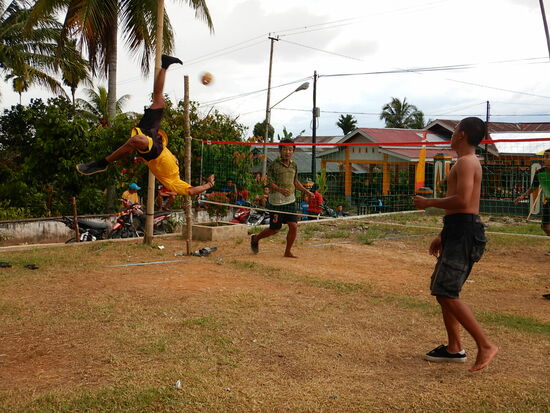 Mehr zu dieser akrobatischen Sportart auf https://de.m.wikipedia.org/wiki/Sepak_Takraw