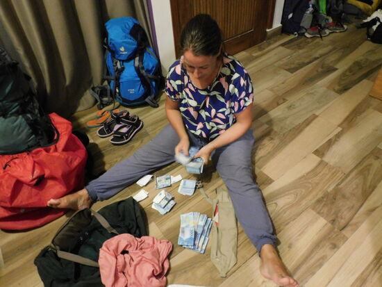 Im Paradies gibt es kein Internet, also keine Kreditkarten - man kann man nur mit Bargeld bezahlen