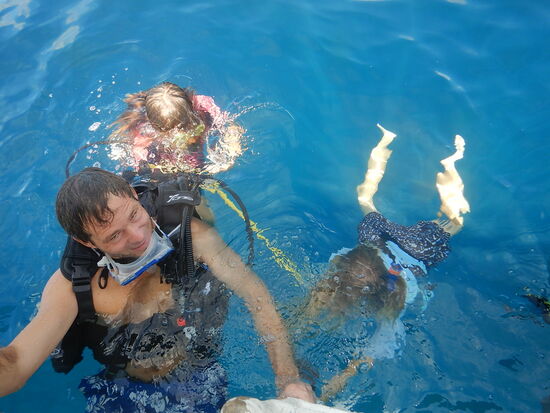 Am Schluss der Tauchgänge werden die letzten Luftreserven noch von unseren Jungtauchern aus dem Tank gesogen.