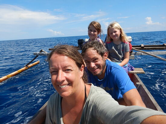 Mit den Nussschalen mit welchen wir übers offene Meer transportiert werden würde man sich zu Hause kaum vom Ufer weg getrauen