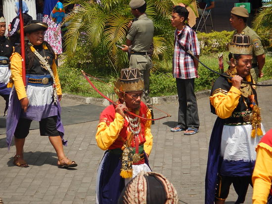In Zeitlupe schreiten die älterern Herren daher.