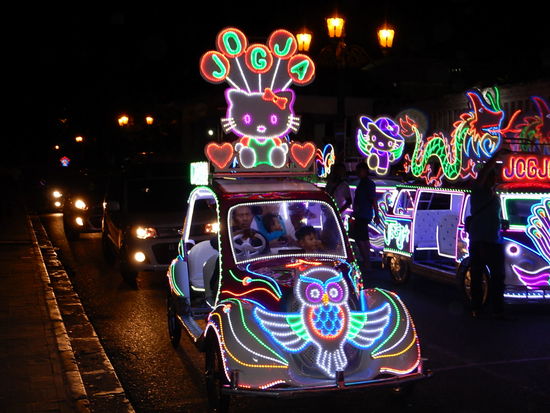 Täglich kann man abends mit diesen lustigen Autos rum fahren. Man muss allerdings selber in die Pedale treten. Es können auch Seifenblasen, Stelzen oder Augenbinden gemietet werden. Letzteres bringt Glück, wenn man das Ziel erreicht.