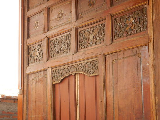 Unser Gästehaus ist mit traditionellen Schnitzereien geschmückt.