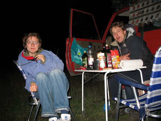 Märi und Chris nach dem Abendessen irgendwo in der Algarve. Lange Unterhosen und Daunenjacke waren herzlich willkommen.