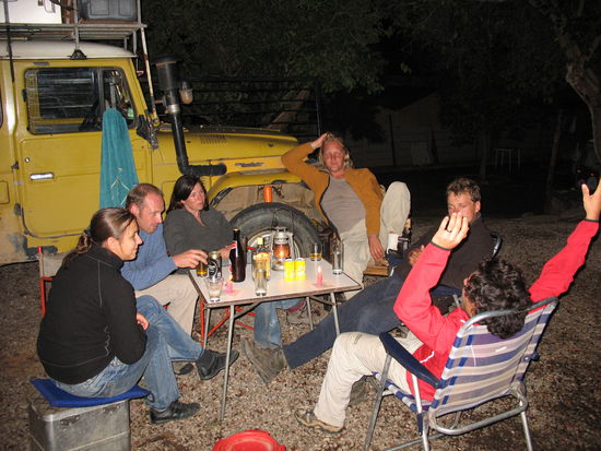 Abschiedsabend in Windhoek. Unsere lieben Freunde (v.l.): 
Carla – die Praktikantin. Carlo – echt und stark. Melanie Grünkorn – Tochter von Gabriela. Kaspar – you know? Chris – am Abend meist schläfrig. Hector – in vier Monaten von Kairo ans Kap, per Bike!
Auf dem Bild fehlt: Volkmar – der Fotograf und Mr. Gin-Tonic.
Leider schon vorher losgefahren:
Sonja - unsere Reisefriseurin, vergöttert Statistiken (www.afrika-offroad.de). Jan - mags gut gedämpft und billig.
Frauke und Robert - "alte" Motorradfreunde auf Hochzeitsreise und wenn sie schreiben, dann schreibt`s... (www.mundito.info).