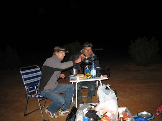 Wenn’s Winter ist, isst ein echter Schweizer Fondue. Egal ob zu Hause oder eben in Marokko. Die Bratpfanne ersetzt das Caquelon doch ganz ordentlich...