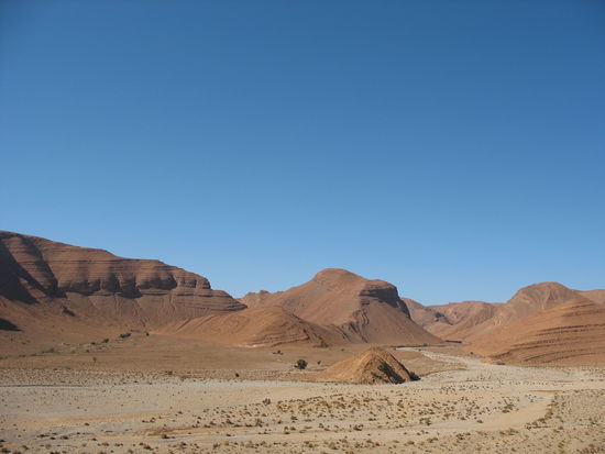 Wunderschöne Landschaft südlich von Tafraoute mit Holperpiste im Bachbeet.