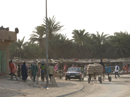 Tohuwabohu auf sandigen Marktstrassen.