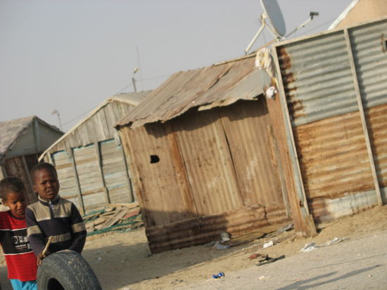 Amadou und Khadim spielen mit Michelin.