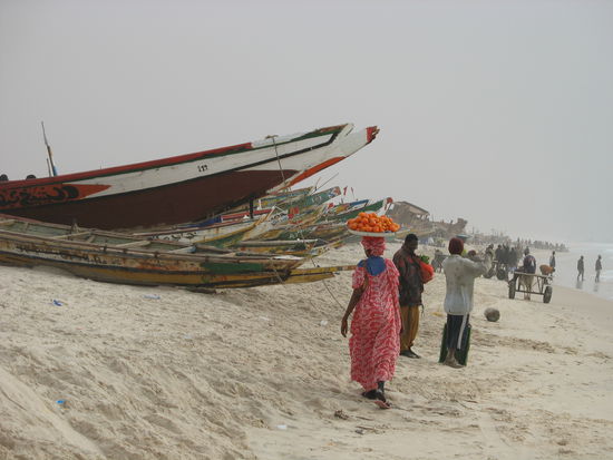 Mandarinen – das einzige, was uns hier an Weihnachten erinnert – werden am lebhaften Fischerstrand angeboten.