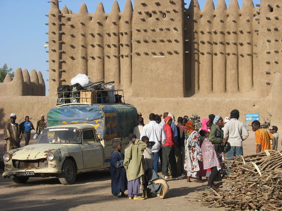 Grosses Packen vor der Lehmmoschee in Djenné.