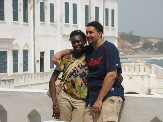 Afroamerikanerin mit ihrem Mann auf den Spuren ihrer Vorfahren.