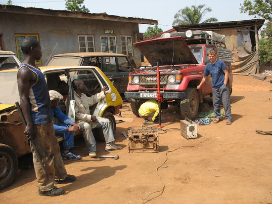 Unser Fidel in der Werkstatt: Einer arbeitet, vier schauen zu...