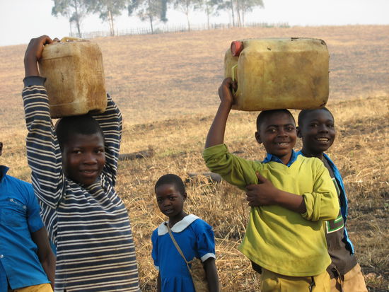 Am Morgen an unserem Wildcampingplätzchen: Schüler holen an einer Quelle Pausenwasser.