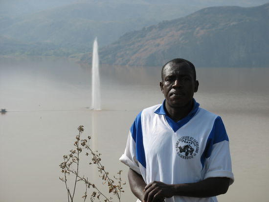 Joshua am Lake Nyos. 1986 sind aus diesem Kratersee giftige Gase ausgetreten und haben über 1500 Menschen in der Umgebung das Leben gekostet.