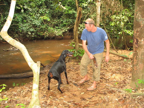 Carlo mit Barinja bei ihrer Lieblingsbeschäftigung: Stock holen und baden.