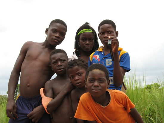 Angolanische Kinder zu Besuch beim Mittagessen. Inkl. Uhrenpräsentation!