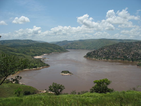Die Stadt Matadi liegt malerisch am Kongofluss, DRC.